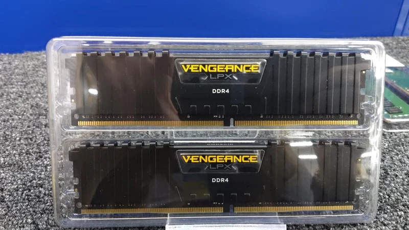 CORSAIR Speicherset CMK32GX4M2A2666C16