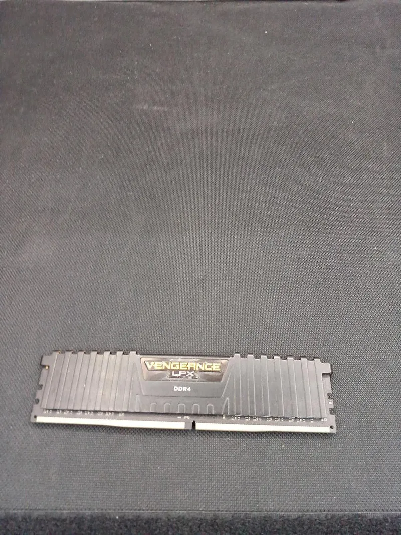 [SCHROTT] CORSAIR [DRAM-Fehler] DDR4-Speicher 8 GB CMK16GX4M2A2666C16
