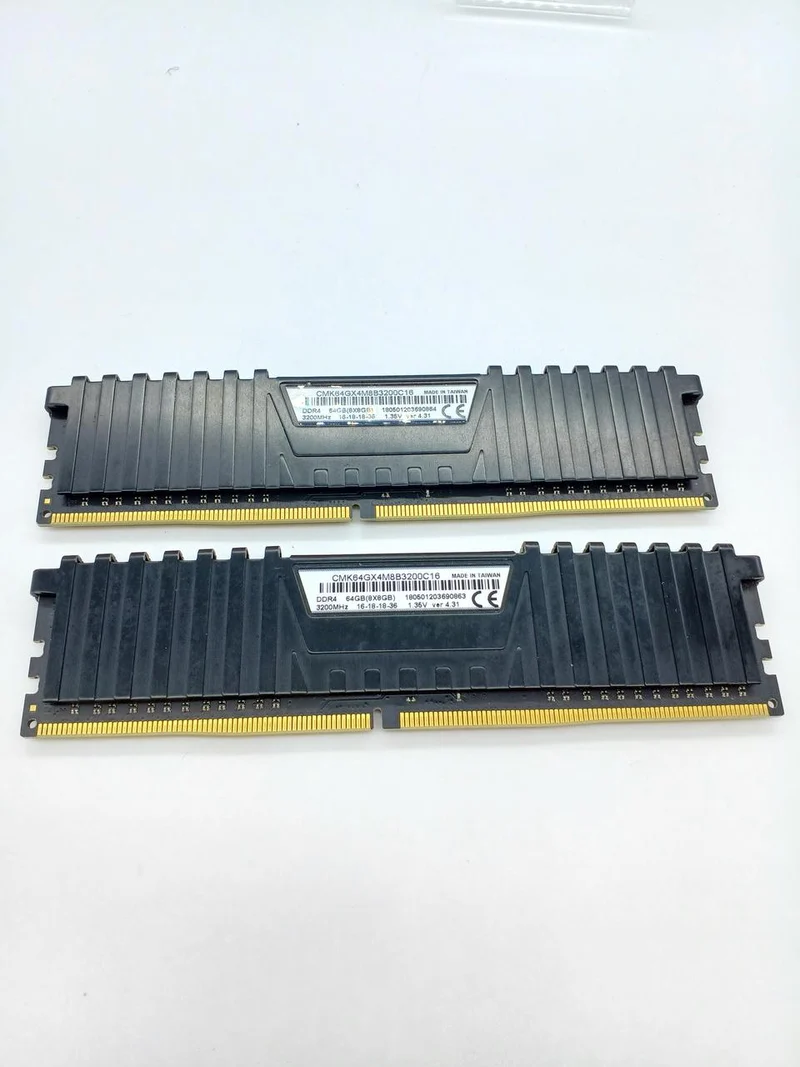 CORSAIR Arbeitsspeicher CMK64GX4M8B3200C16