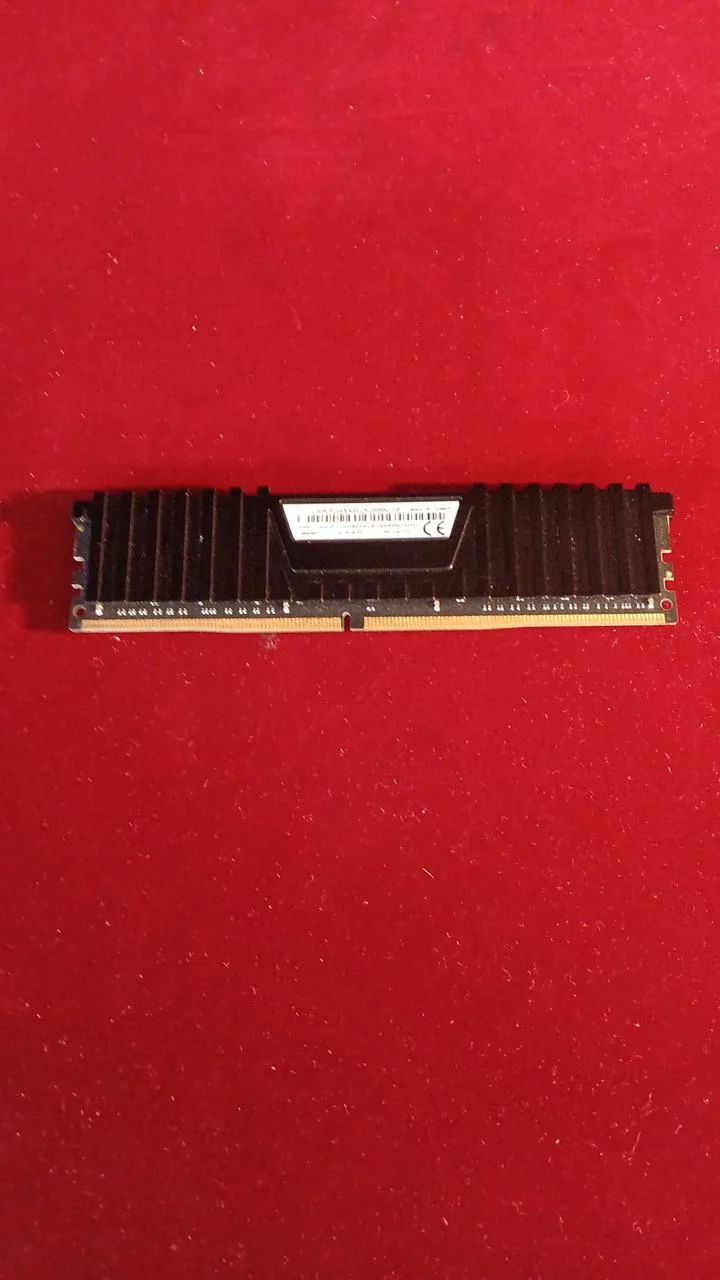 VENGEANCE Speicher: 16 GB CMK32GX4M2A2666C16