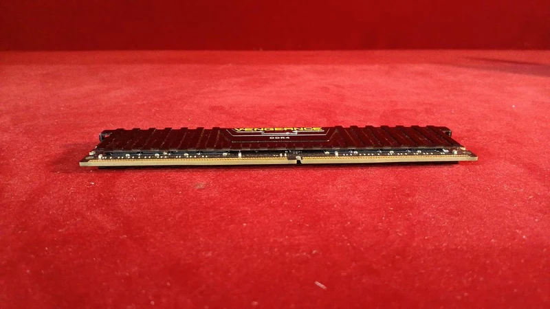 VENGEANCE Speicher: 16 GB CMK32GX4M2A2666C16