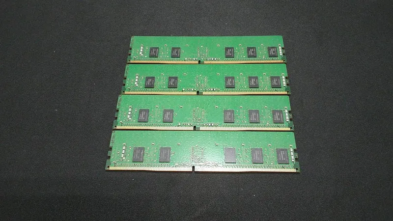 [SCHROTT] SK HYNIX ECC-Speicher 8 GB x 4 Karten PC4-2666V-RD1-11