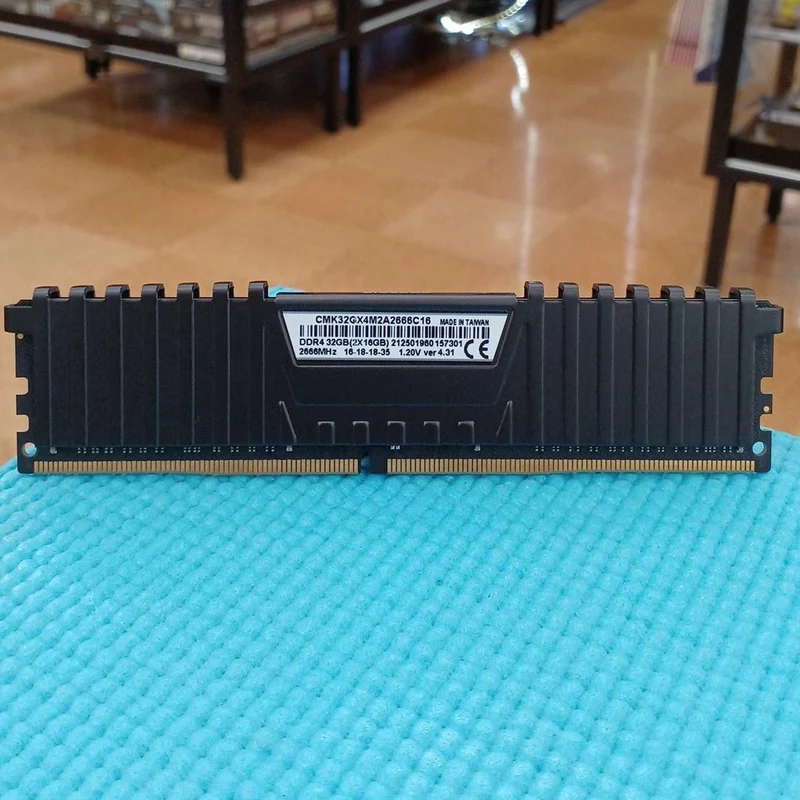 CORSAIR PC-Speicher CMK32GX4M2A2666C16
