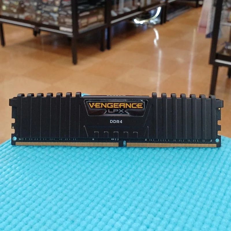 CORSAIR PC-Speicher CMK32GX4M2A2666C16