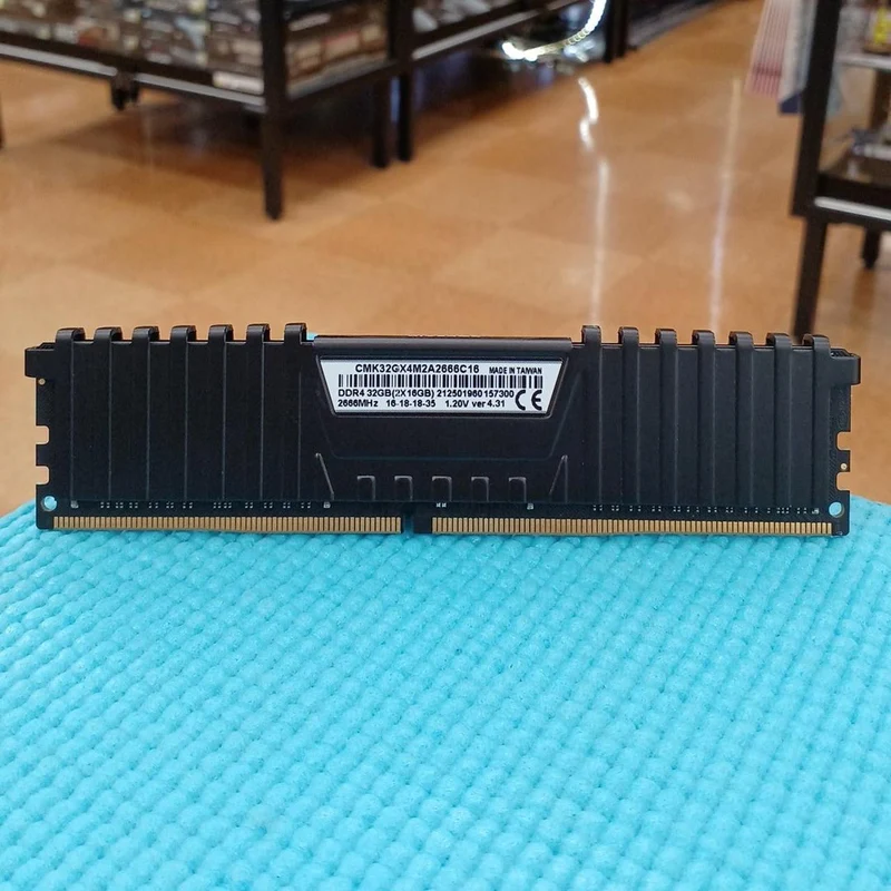 CORSAIR PC-Speicher CMK32GX4M2A2666C16