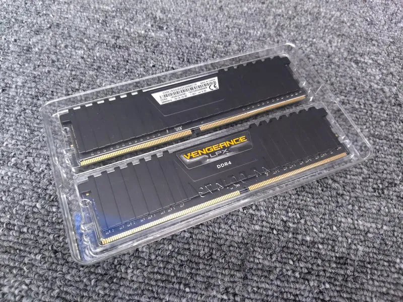 CORSAIR PC-Speicher CMK16GX4M2A2666C16