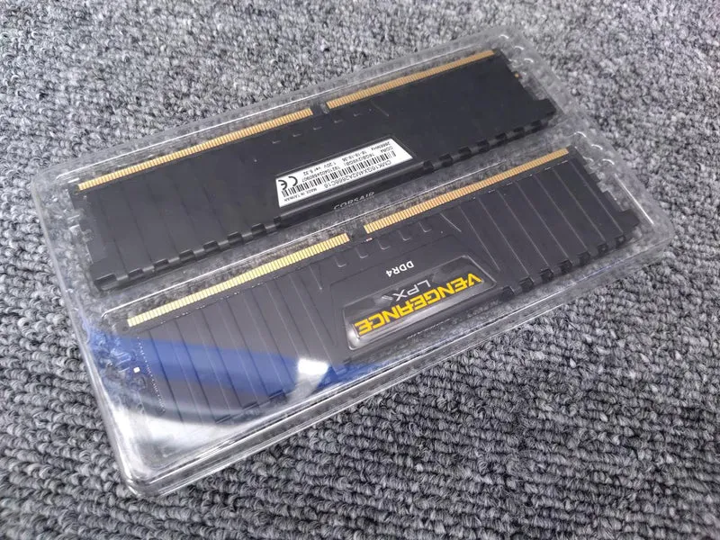 CORSAIR PC-Speicher CMK16GX4M2A2666C16