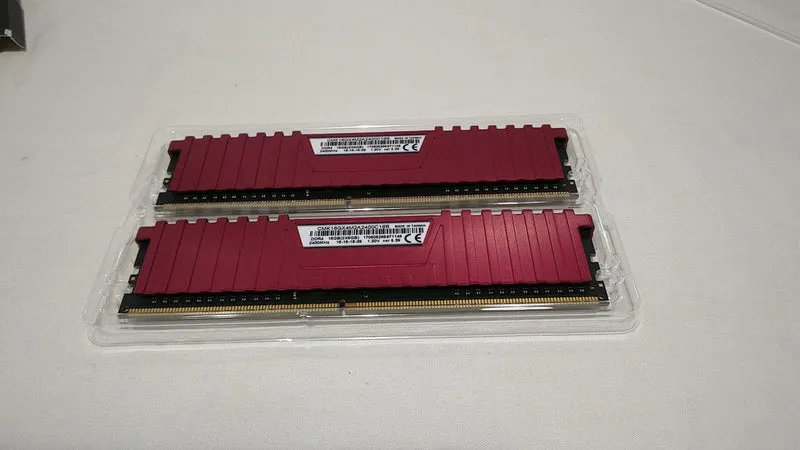 CORSAIR DDR4-Speicher CMK16GX4M2A2400C16R