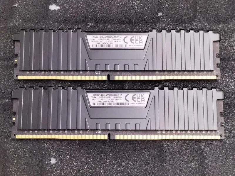 CORSAIR PC-Speicher CMK16GX4M2B3000C15