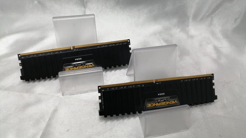 CORSAIR PC-Speicher CMK16GX4M2A2666C16