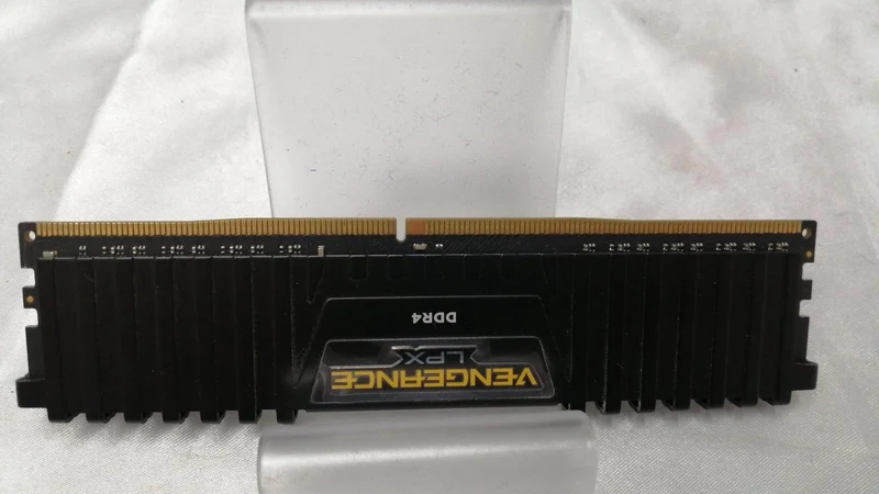 CORSAIR PC-Speicher CMK16GX4M2A2666C16