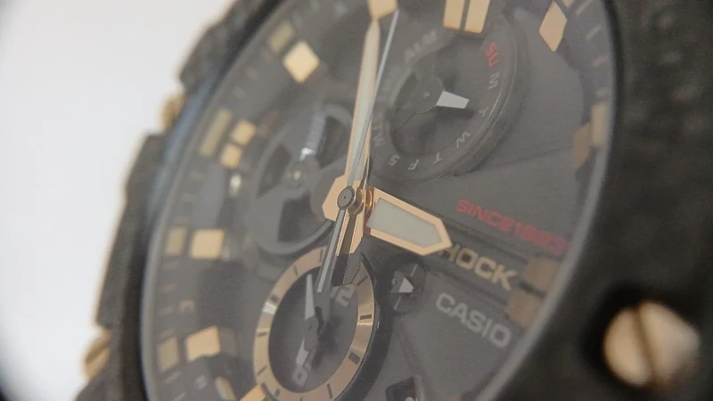 CASIO G-SHOCK Gold Tornado GST-B100 35-jähriges Jubiläum