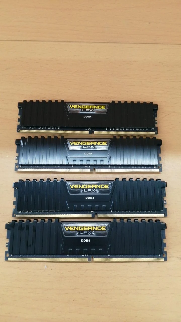 CORSAIR Arbeitsspeicher (4 x 16 GB) CMK32GX4M2A2666C16
