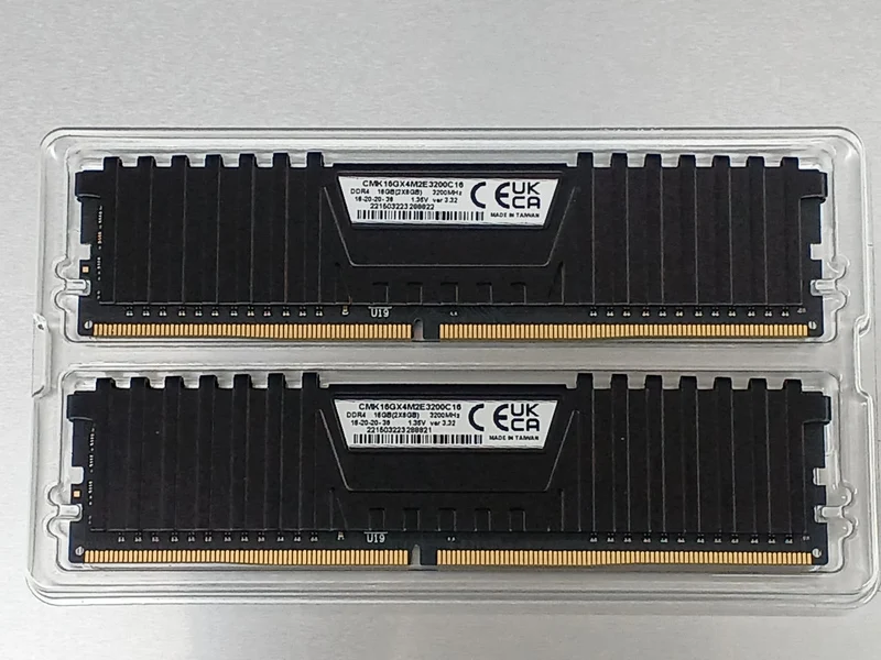 CORSAIR Desktop-Speicher CMK16GX4M2E3200C16B