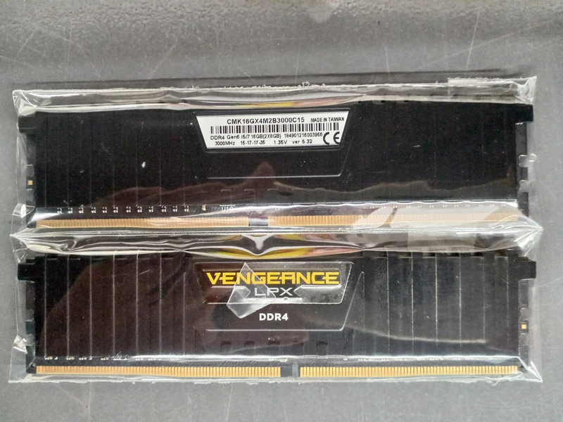CORSAIR Desktop-Speicher CMK16GX4M2B3000C15