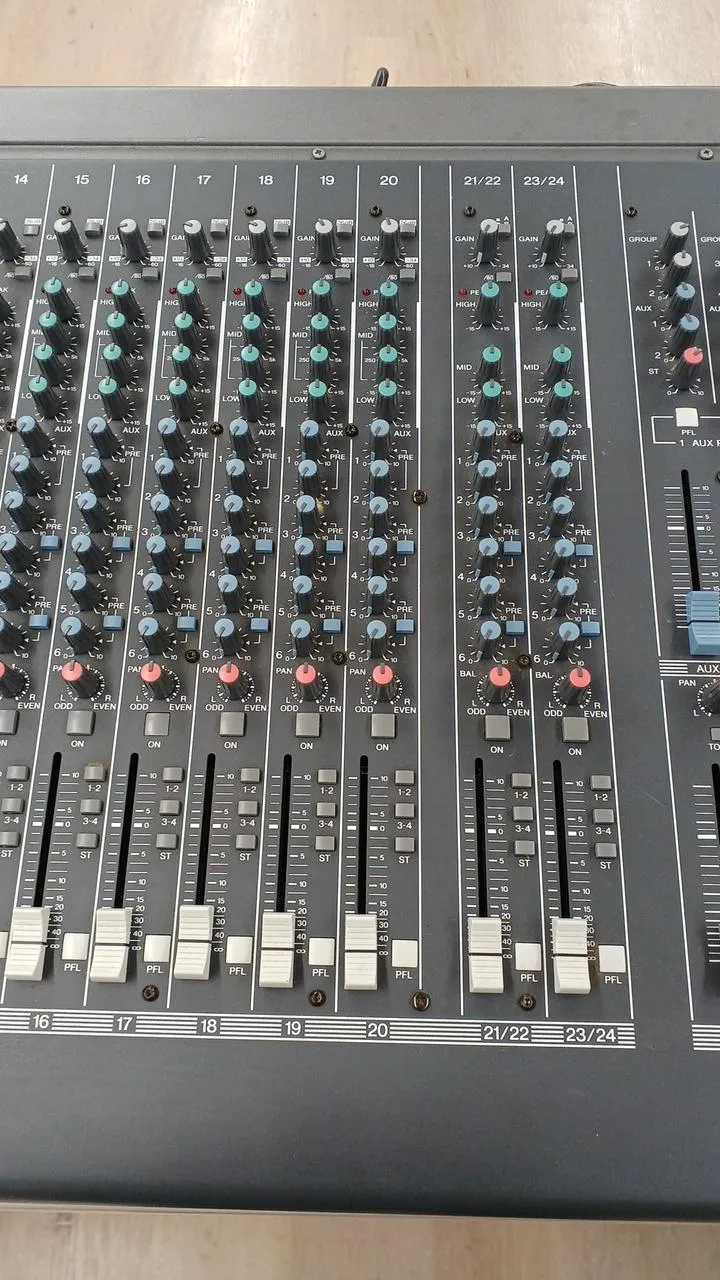 [SCHROTT] YAMAHA Mixer GF24/12