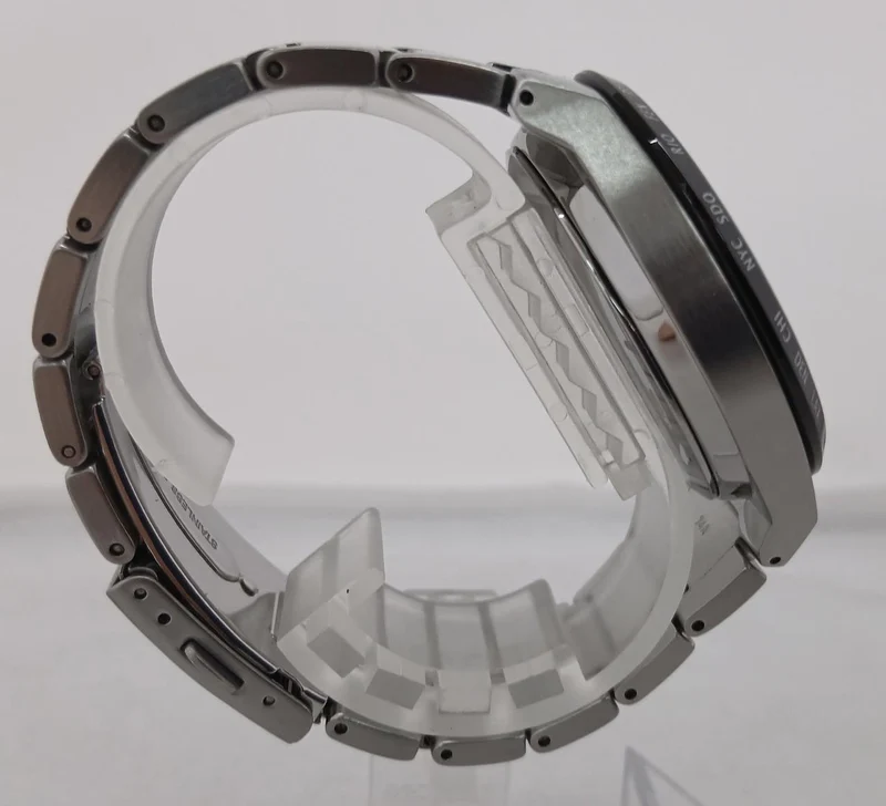 SEIKO Solar-Armbanduhr V195-0AE0