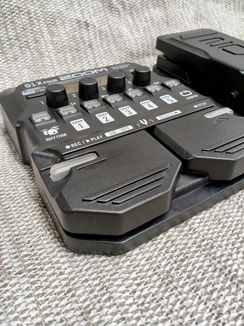 ZOOM Multi-Effektpedal G1FOUR