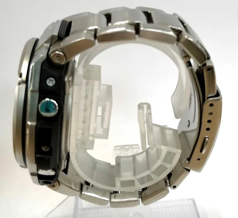 CASIO Edelstahl G SHOCK GST-W3100 / Leichte Flecken