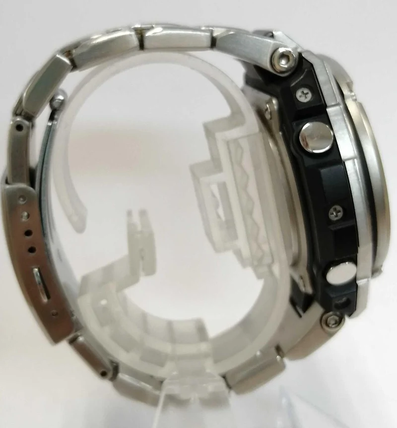 CASIO Edelstahl G SHOCK GST-W3100 / Leichte Flecken