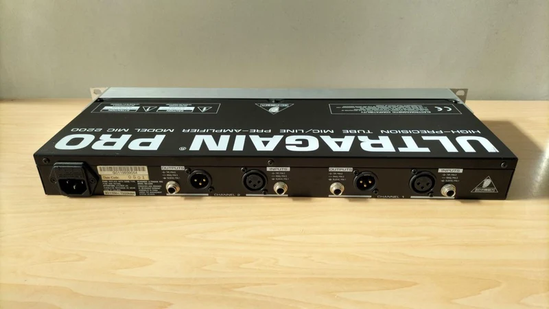 BEHRINGER Mikrofonvorverstärker MIC2200