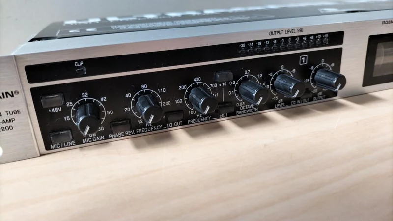 BEHRINGER Mikrofonvorverstärker MIC2200