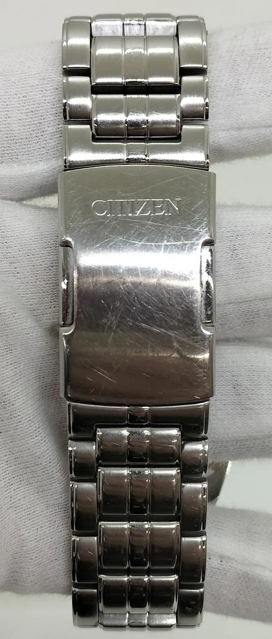 Die CITIZEN CB5874-90L weist leichte Kratzer auf der Lünette auf.