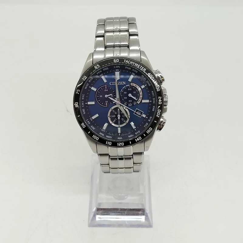 Die CITIZEN CB5874-90L weist leichte Kratzer auf der Lünette auf.
