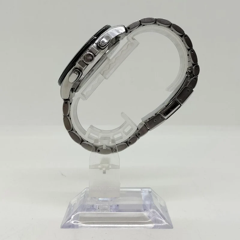 Die CITIZEN CB5874-90L weist leichte Kratzer auf der Lünette auf.