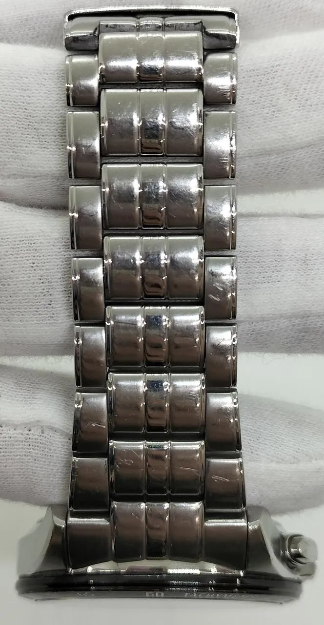 Die CITIZEN CB5874-90L weist leichte Kratzer auf der Lünette auf.