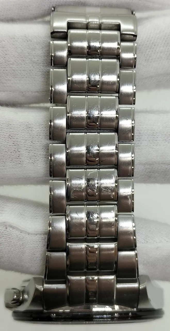 Die CITIZEN CB5874-90L weist leichte Kratzer auf der Lünette auf.