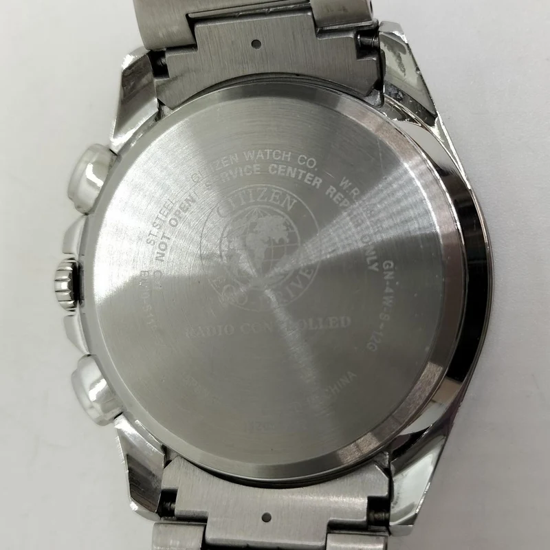 Die CITIZEN CB5874-90L weist leichte Kratzer auf der Lünette auf.
