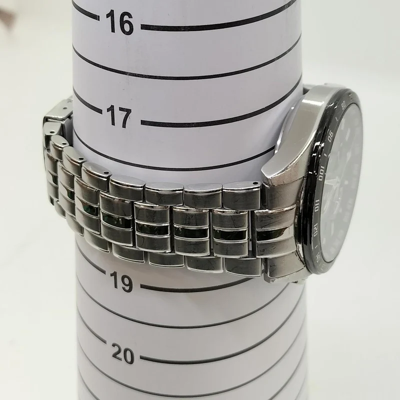 Die CITIZEN CB5874-90L weist leichte Kratzer auf der Lünette auf.
