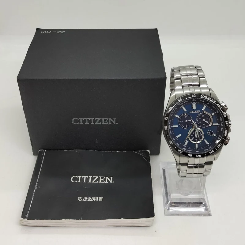 Die CITIZEN CB5874-90L weist leichte Kratzer auf der Lünette auf.