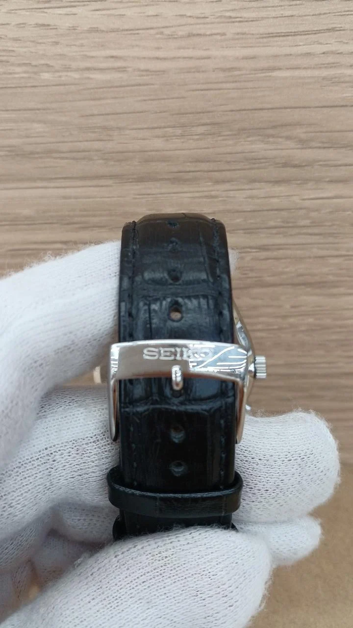SEIKO Quarz-Armbanduhr mit Batteriebetrieb 5M84-0AB0