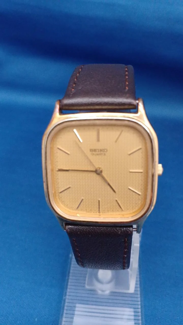 SEIKO Goldene quadratische Quarz-Armbanduhr 9021-5160