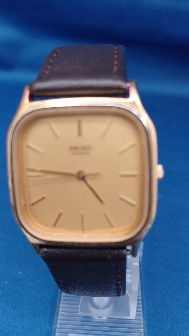 SEIKO Goldene quadratische Quarz-Armbanduhr 9021-5160