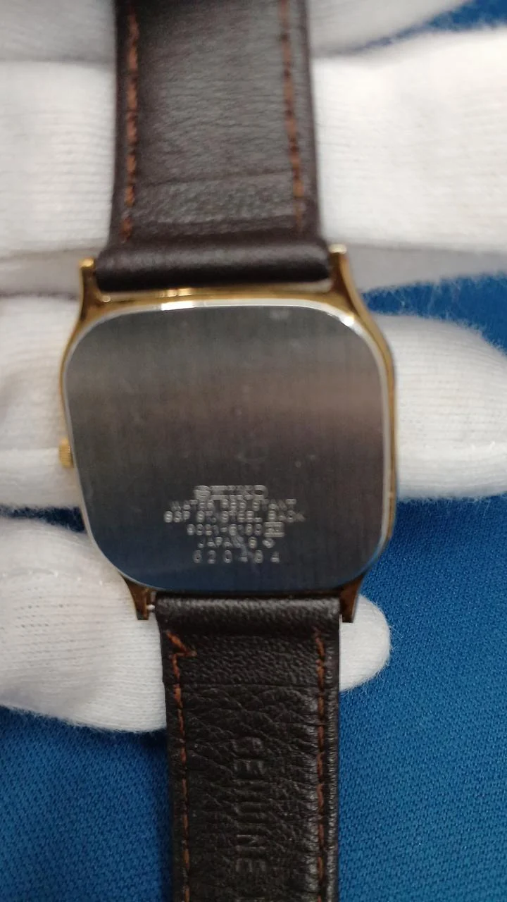 SEIKO Goldene quadratische Quarz-Armbanduhr 9021-5160