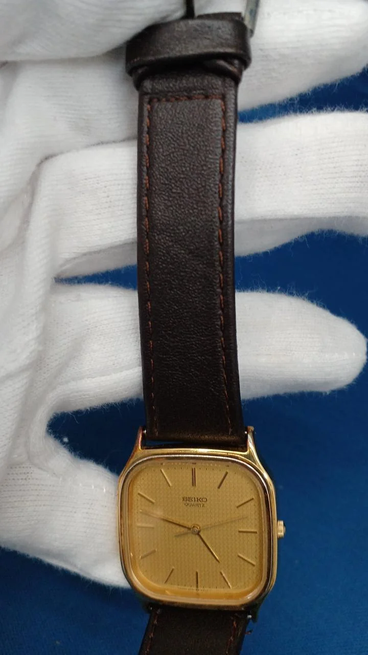 SEIKO Goldene quadratische Quarz-Armbanduhr 9021-5160