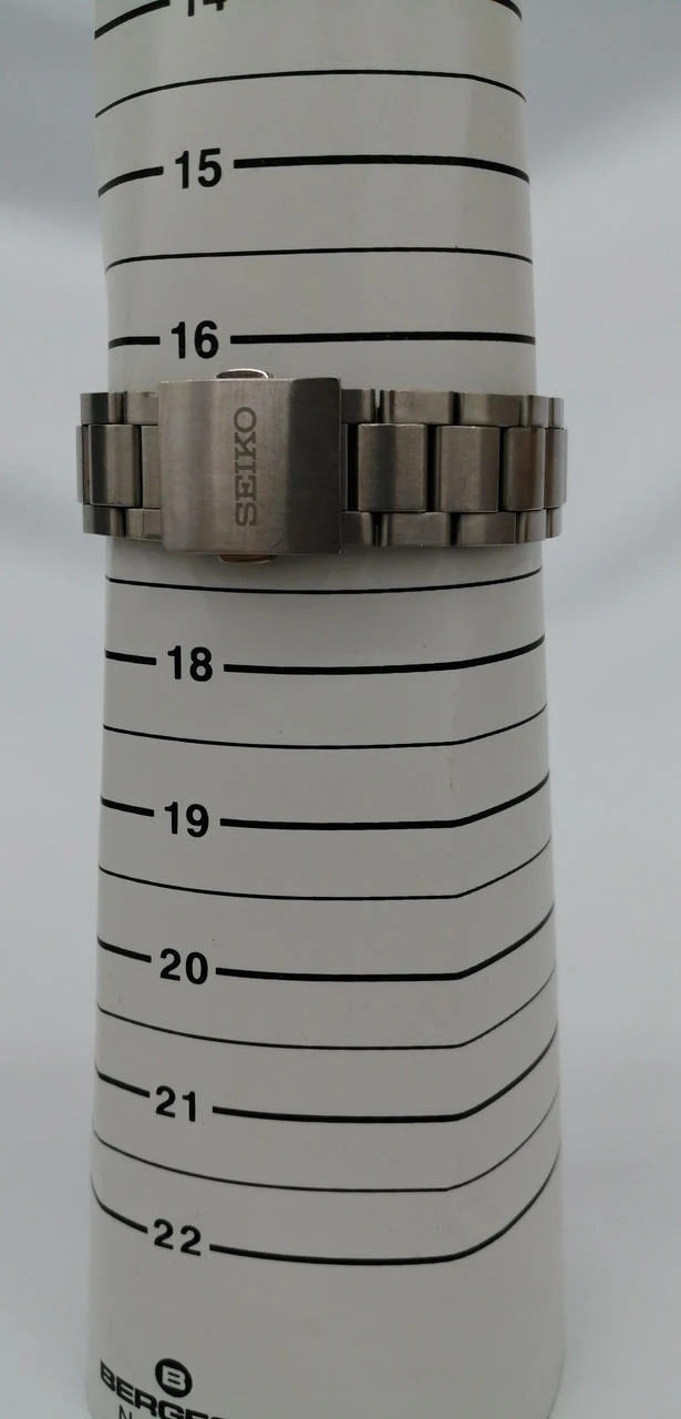 SEIKO Solar-Armbanduhr 8B54-0BB0