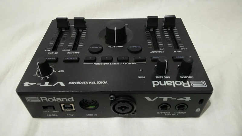 ROLAND Vocal Effects VT-4