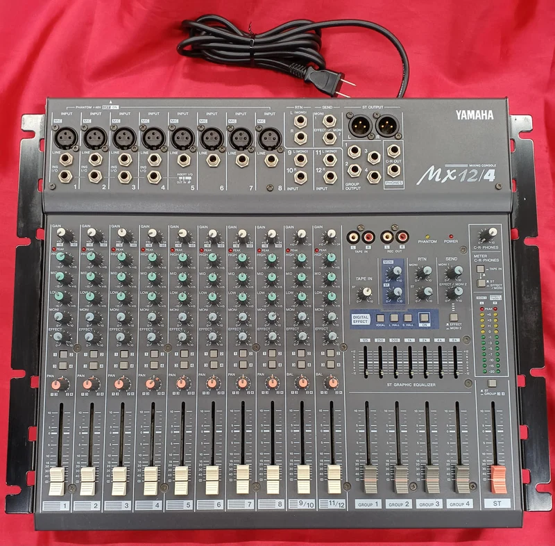 YAMAHA 12-Kanal-Analogmischer MX12/4