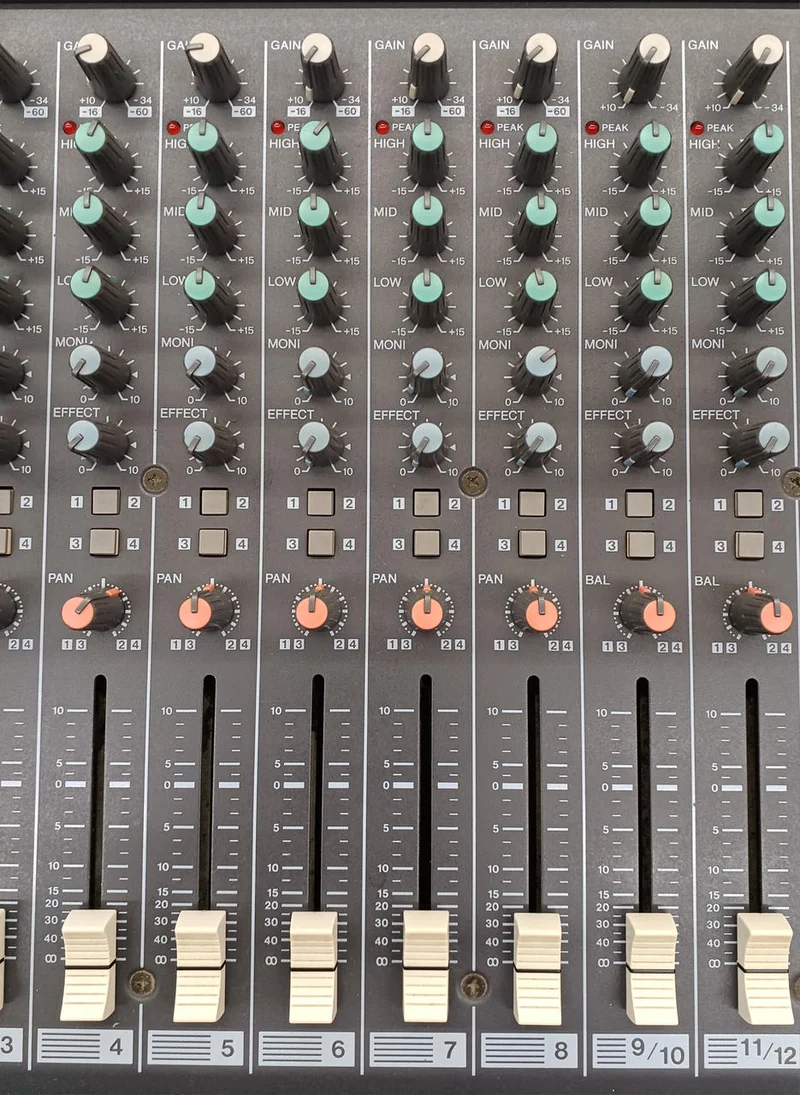 YAMAHA 12-Kanal-Analogmischer MX12/4