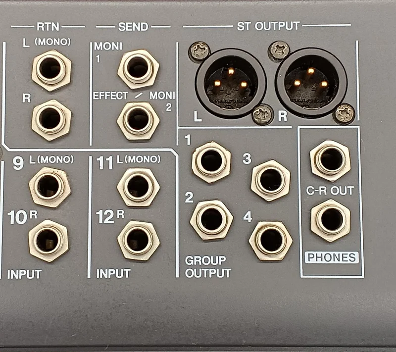 YAMAHA 12-Kanal-Analogmischer MX12/4