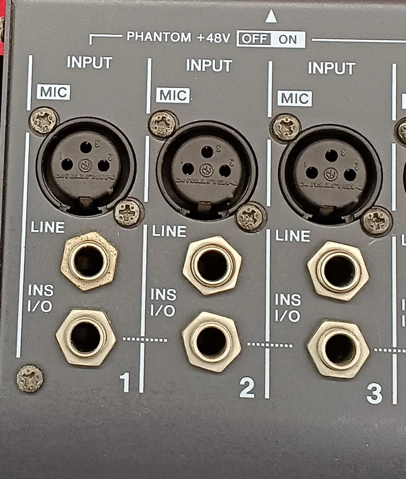 YAMAHA 12-Kanal-Analogmischer MX12/4