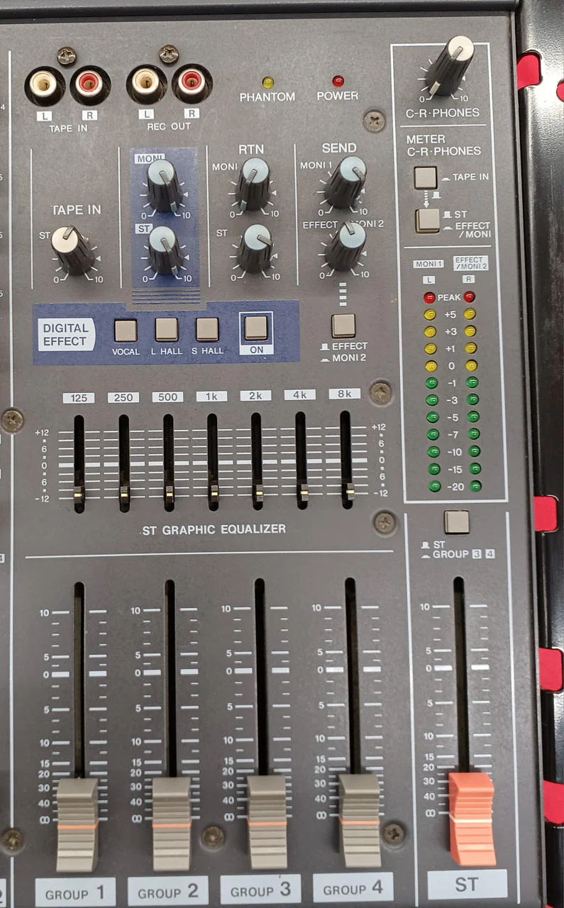 YAMAHA 12-Kanal-Analogmischer MX12/4