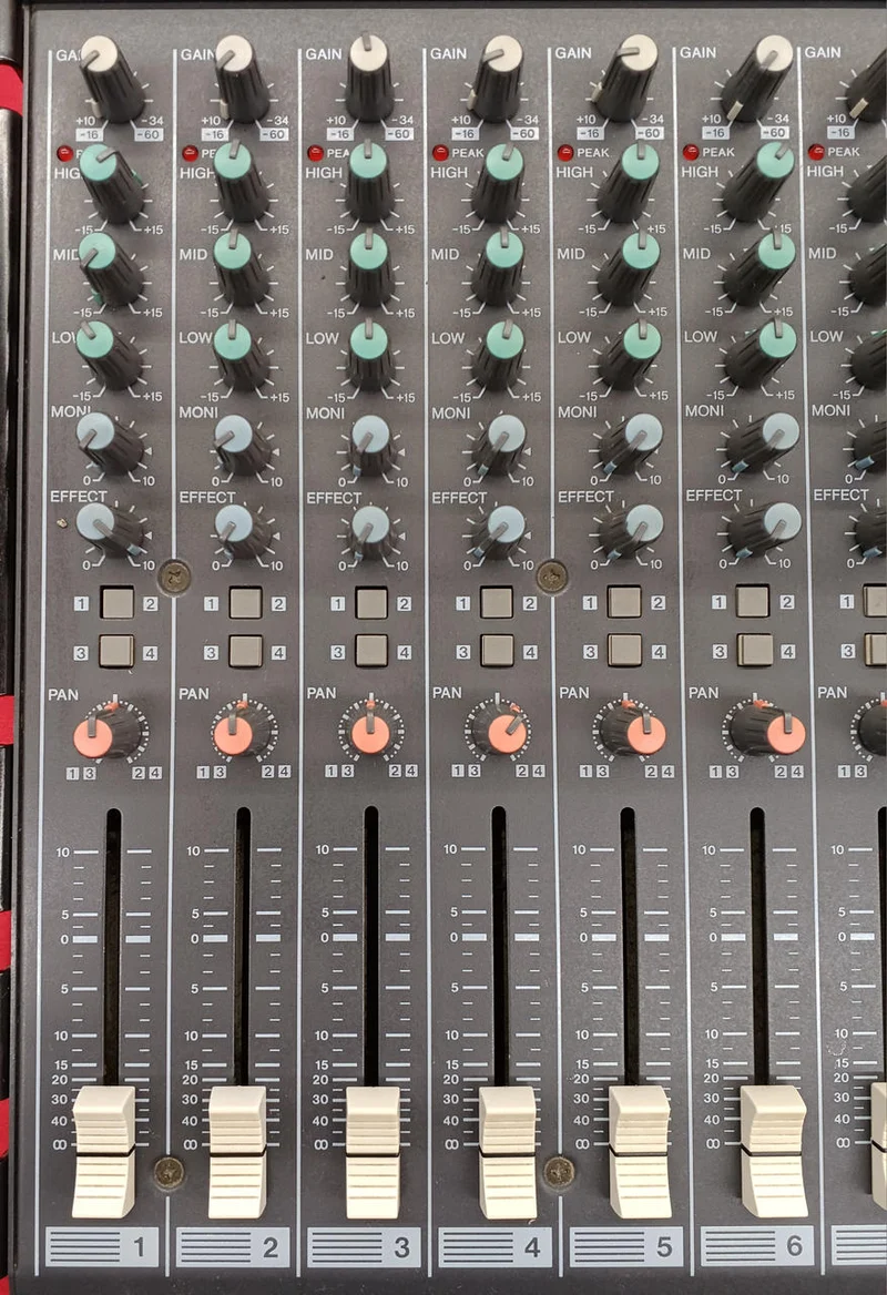 YAMAHA 12-Kanal-Analogmischer MX12/4