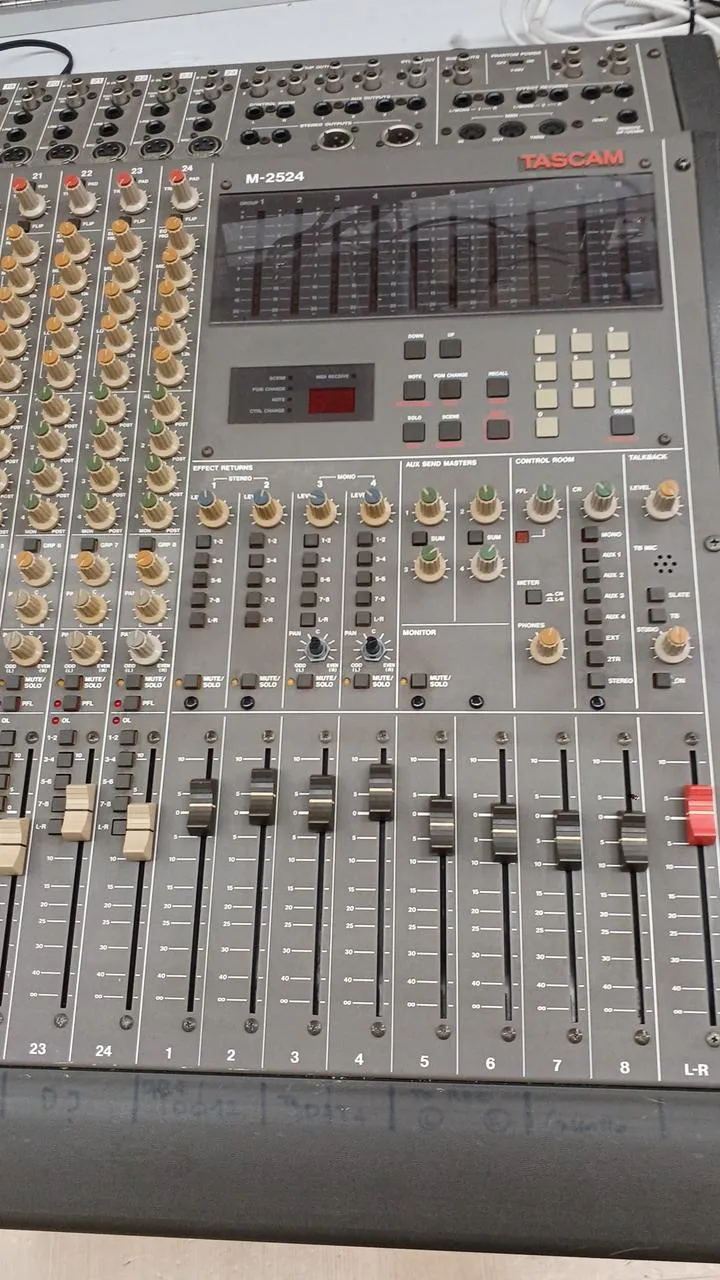 [SCHROTT] TASCAM Mischer M-2524