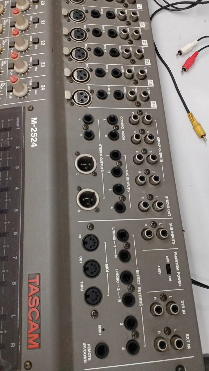 [SCHROTT] TASCAM Mischer M-2524