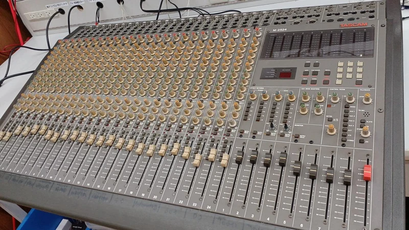 [SCHROTT] TASCAM Mischer M-2524